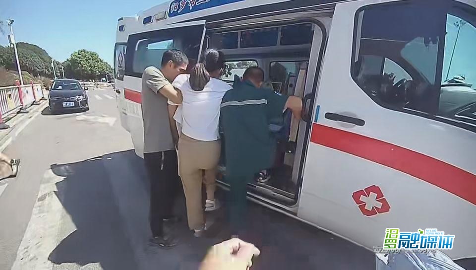 旅客突发疾病 高铁汨罗东站工作人员紧急救助送医