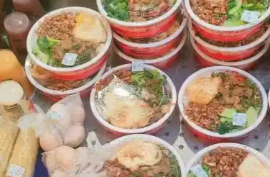 好评中国丨15元“良心盒饭”彰显流动车厢的温情
