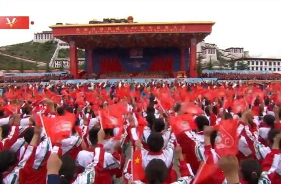 独家视频丨习近平向群众游行队伍挥手致意