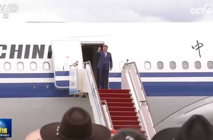 习近平率中央代表团抵达拉萨出席西藏自治区成立60周年庆祝活动