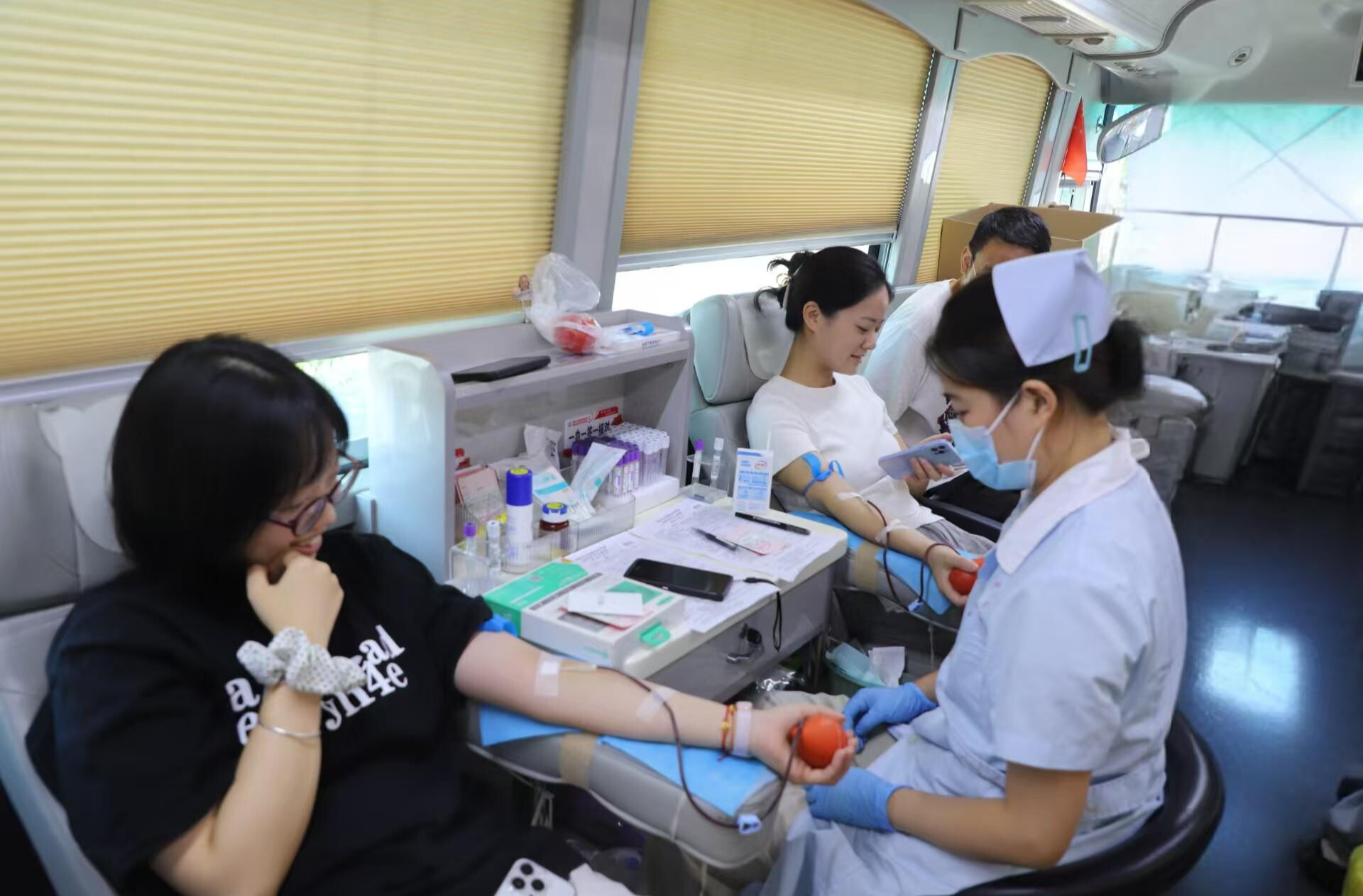 汨罗检察干警热血传爱心，18人无偿献血6800毫升