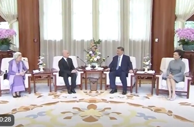 习近平夫妇会见柬埔寨国王西哈莫尼和太后莫尼列