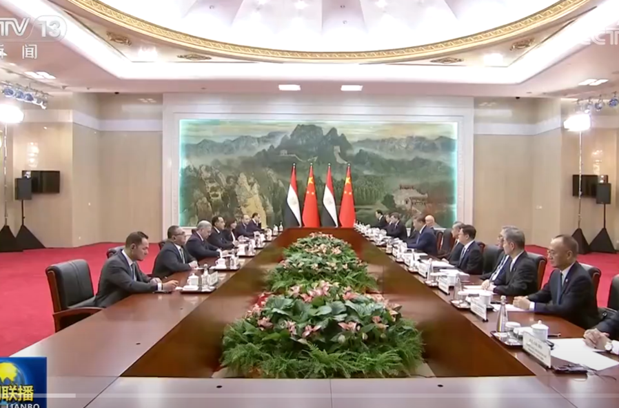 习近平会见埃及总理马德布利