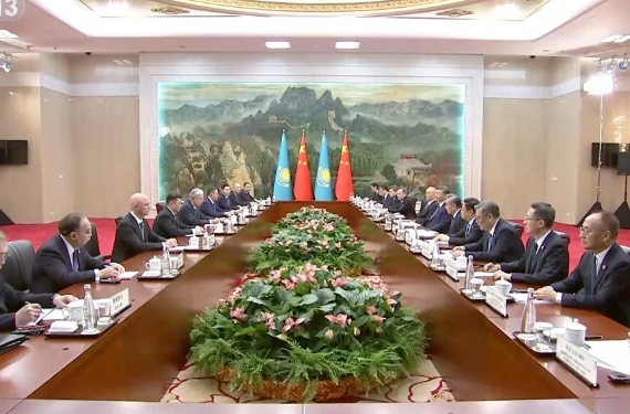 习近平会见哈萨克斯坦总统托卡耶夫