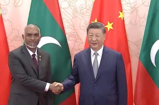 习近平会见马尔代夫总统穆伊兹