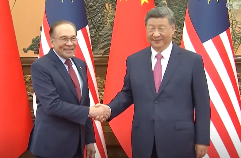 习近平会见马来西亚总理安瓦尔