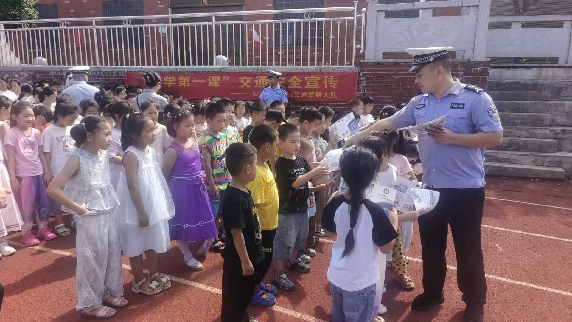 筑牢安全防线！汨罗交警全域出动，护航开学季
