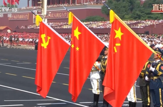 习近平以注目礼向党旗、国旗、军旗庄严致敬