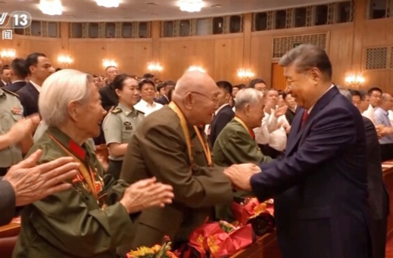 纪念中国人民抗日战争暨世界反法西斯战争胜利80周年文艺晚会在京举行 习近平等出席观看