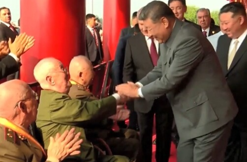 拾光纪·天安门城楼上，与习近平握手的6位老英雄是谁