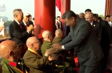 致敬英雄！习近平与天安门城楼观礼席的抗战老兵亲切握手