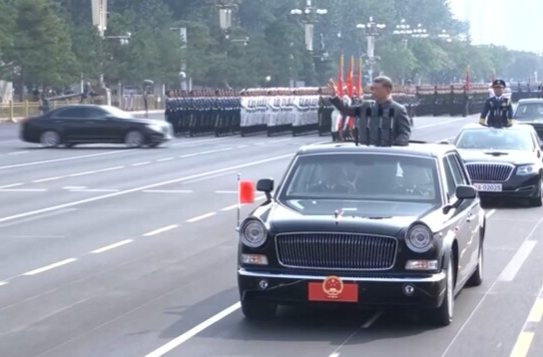 习近平向广场观礼台上的各界代表挥手致意