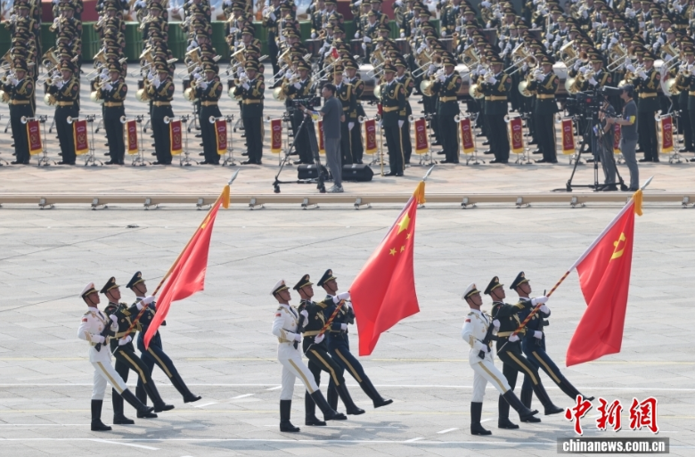 长安街上，新时代中国呼啸向前