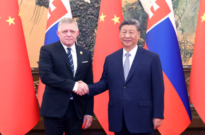 习近平会见斯洛伐克总理菲佐