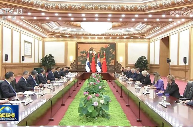 习近平会见塞尔维亚总统武契奇