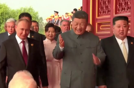 微镜头·习近平总书记同抗战老战士老同志亲切握手 | 这一握，情深意重