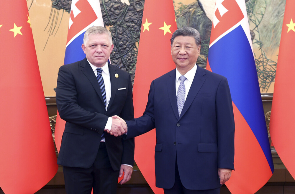 习近平会见斯洛伐克总理菲佐