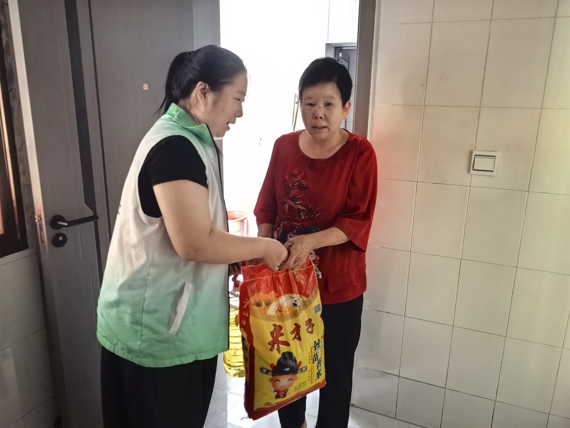 温情入户 ，心系邻里！ 归义街道慰问10户残疾人家庭 