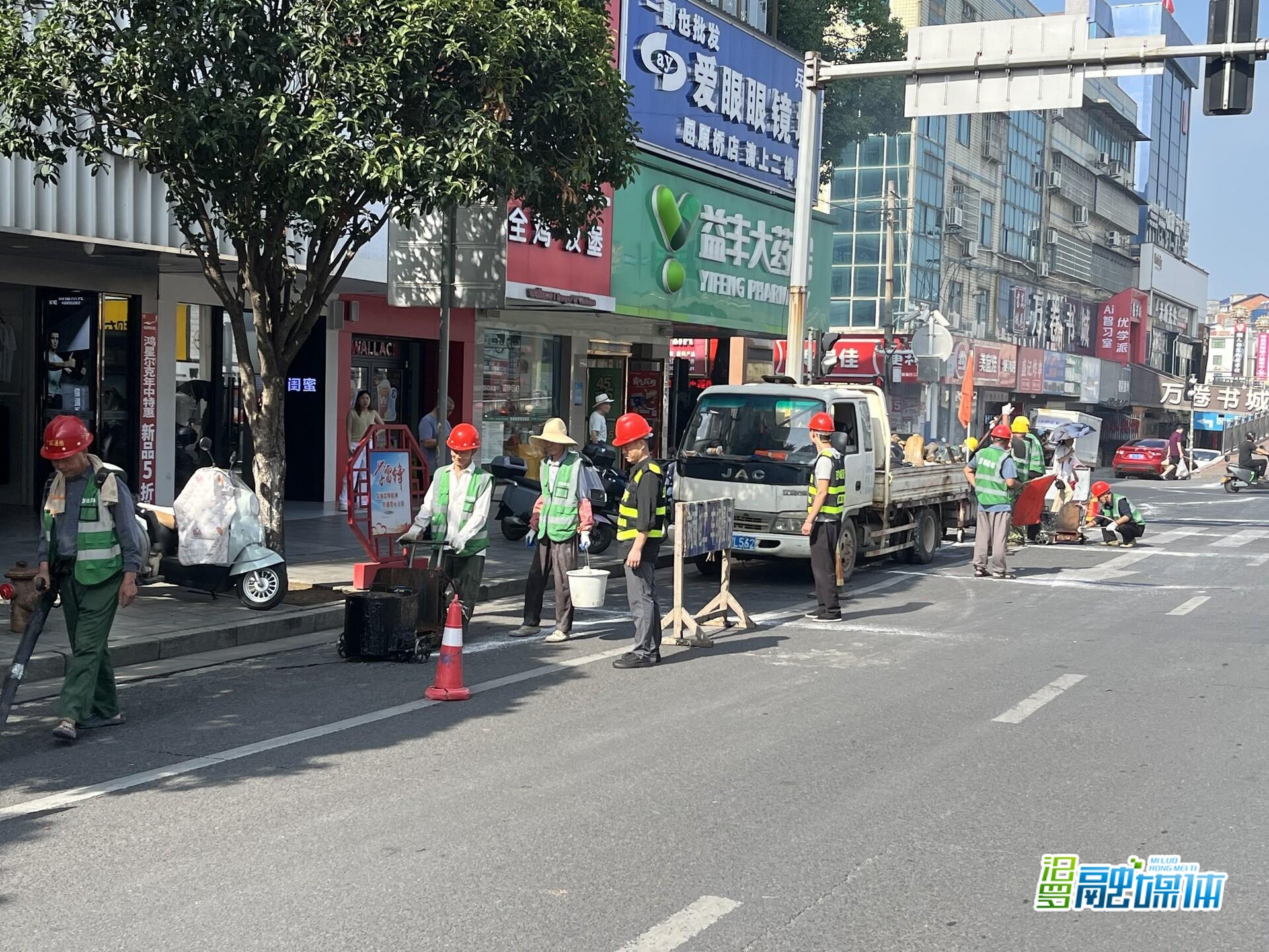 汨罗城管：开展道路公用设施维护 保障市民出行安全
