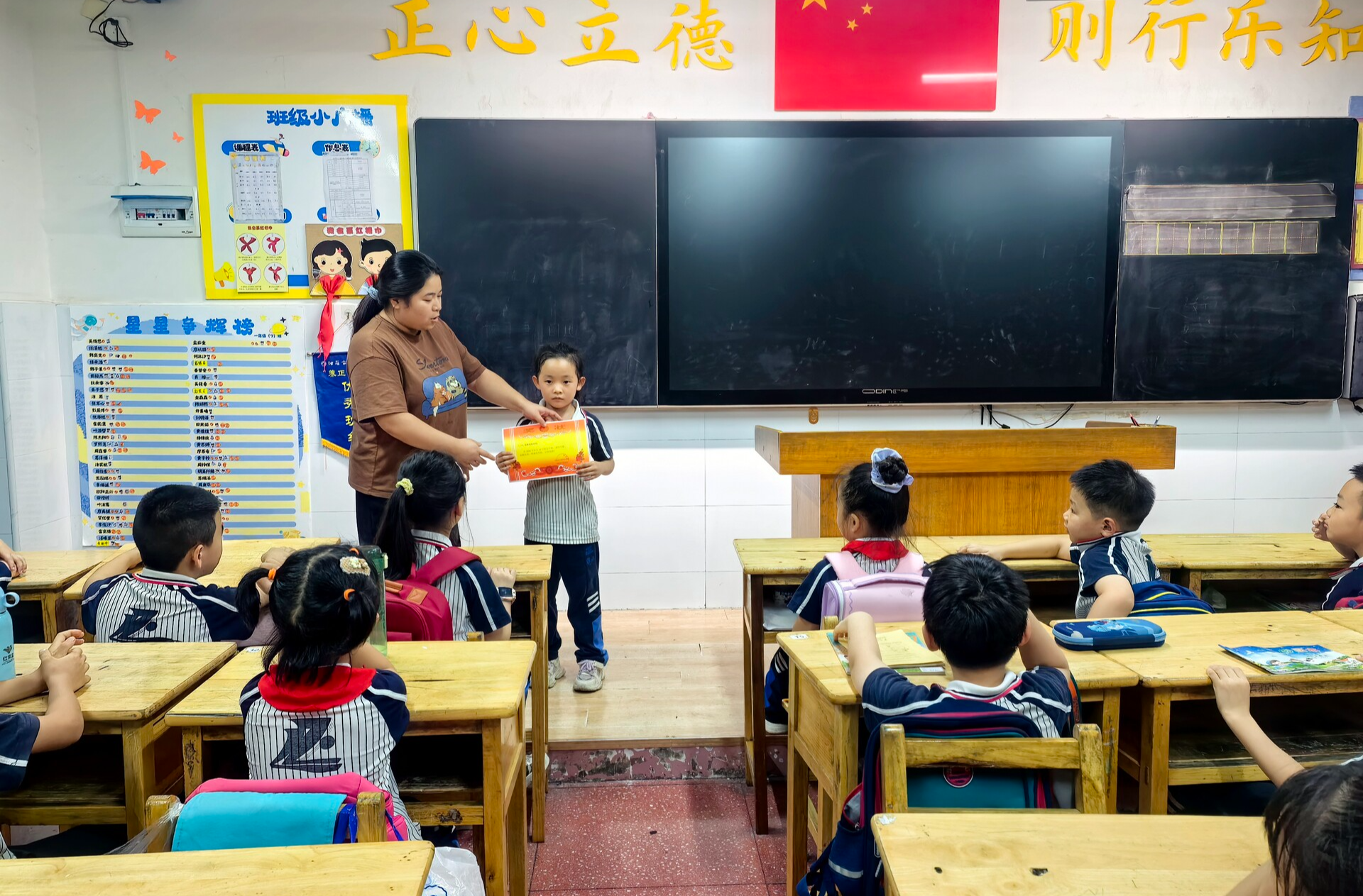 正则学校一学生拾金不昧 捡到金项链迅速归还失主
