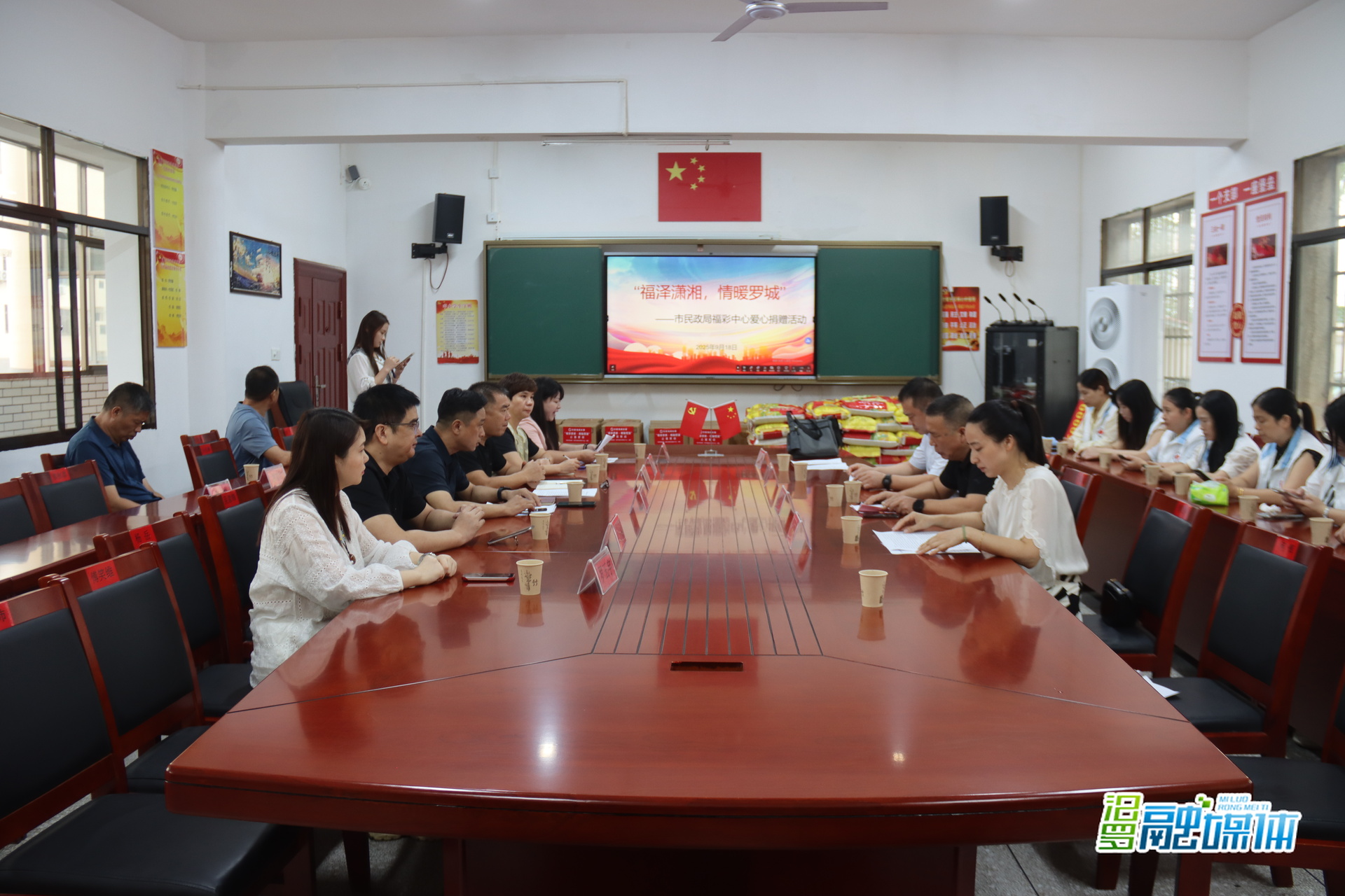 秋日送暖，爱满特校！汨罗市民政局、福彩中心为特殊孩子送去暖心礼包