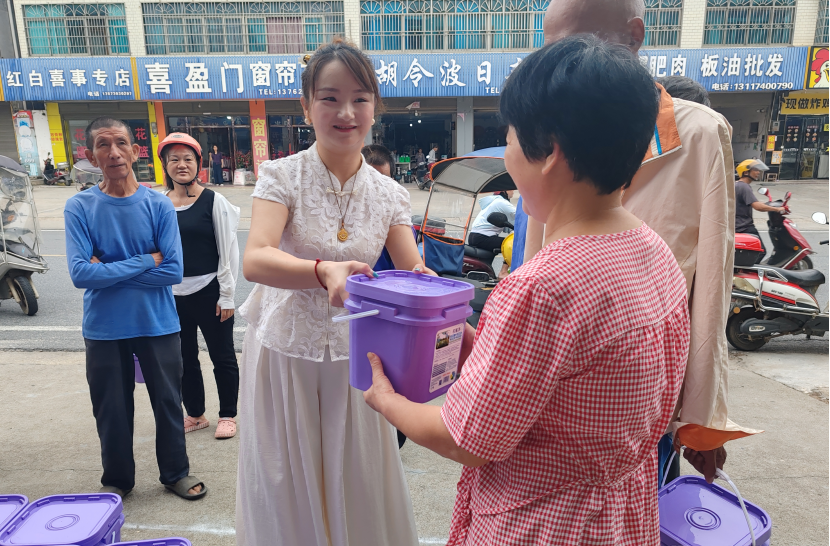 弼时镇社工站：洁净送到家 助困暖人心