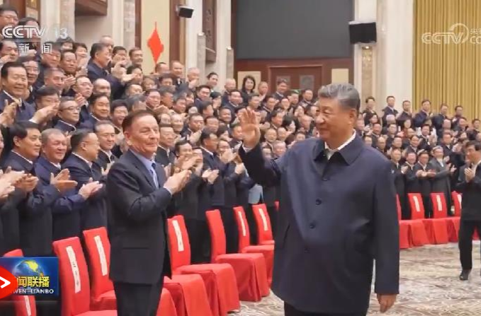 习近平接见新疆各族各界代表