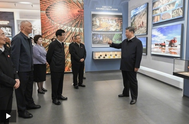 习近平参观新疆维吾尔自治区成立70周年主题成就展