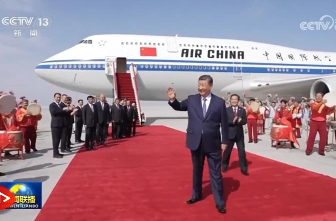 习近平率中央代表团抵达乌鲁木齐出席新疆维吾尔自治区成立70周年庆祝活动