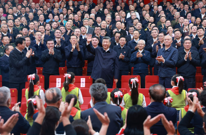 习近平观看庆祝新疆维吾尔自治区成立70周年文艺晚会《美丽新疆》