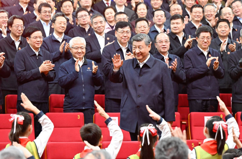 习近平观看庆祝新疆维吾尔自治区成立70周年文艺晚会《美丽新疆》