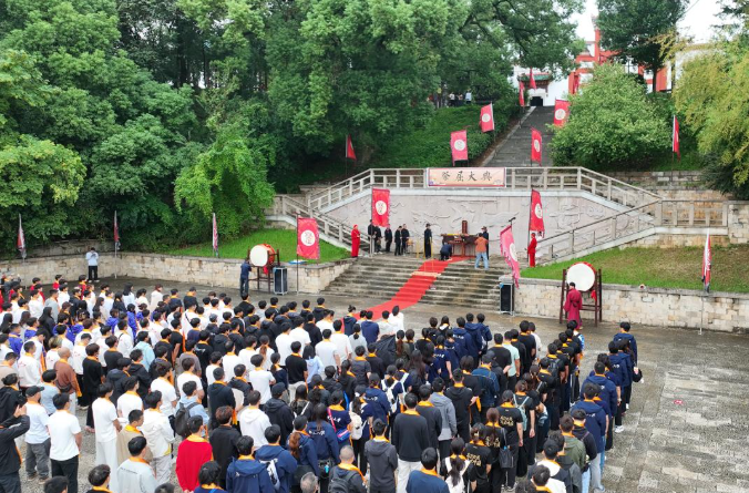 【央视网】全国大学生龙舟赛队员汨罗江畔祭屈栽橘 以青春之姿传承求索精神