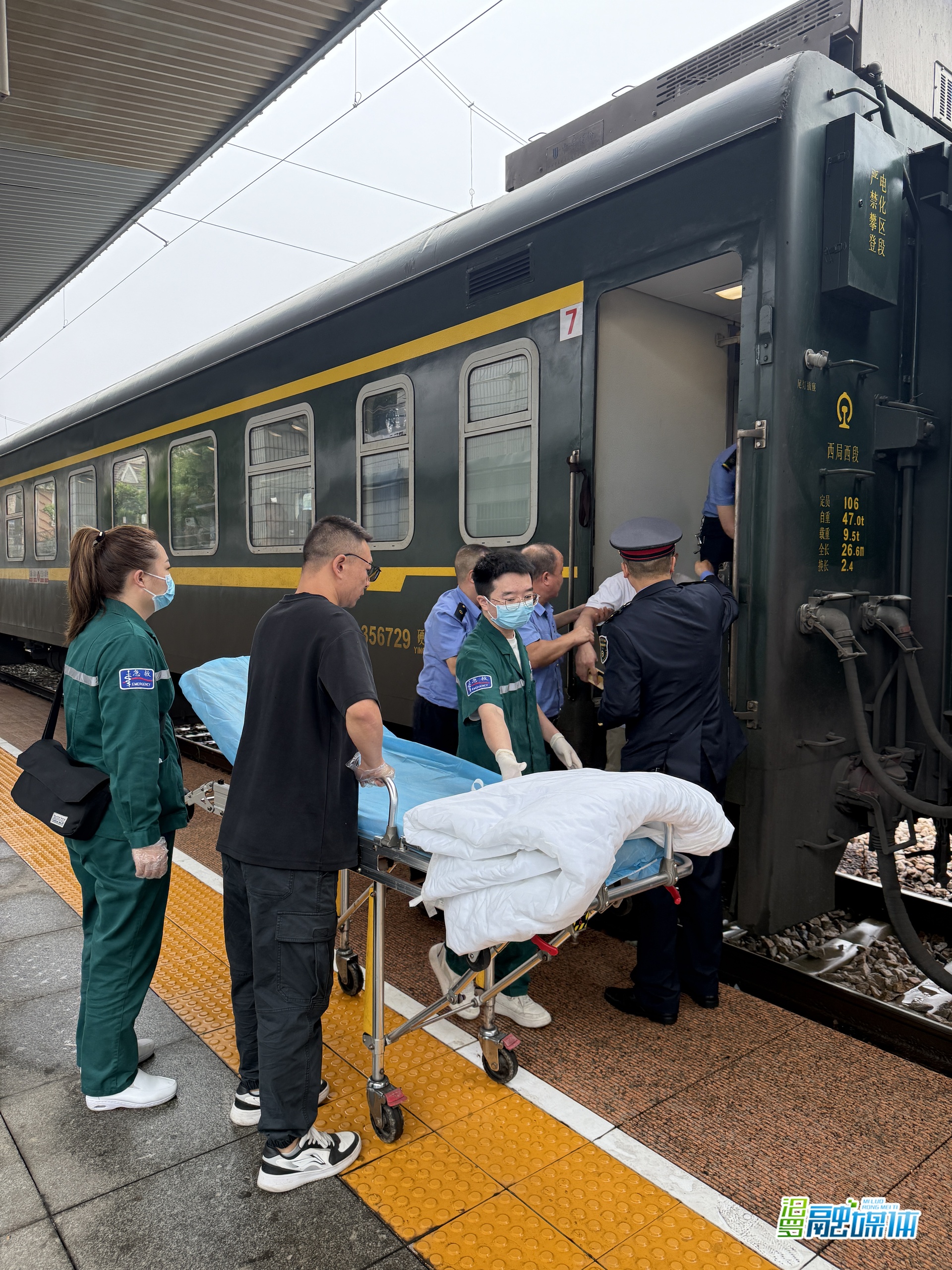 汨罗：旅客突发疾病 列车临时停靠展开救助