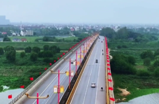 【学习强国】百灵丨汨罗：国庆氛围感拉满！大街小巷披上“中国红”