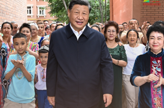 拾光纪·习近平情暖天山南北