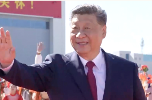 拾光纪·奏响《我们在一起》，新疆各族群众载歌载舞热情欢送总书记