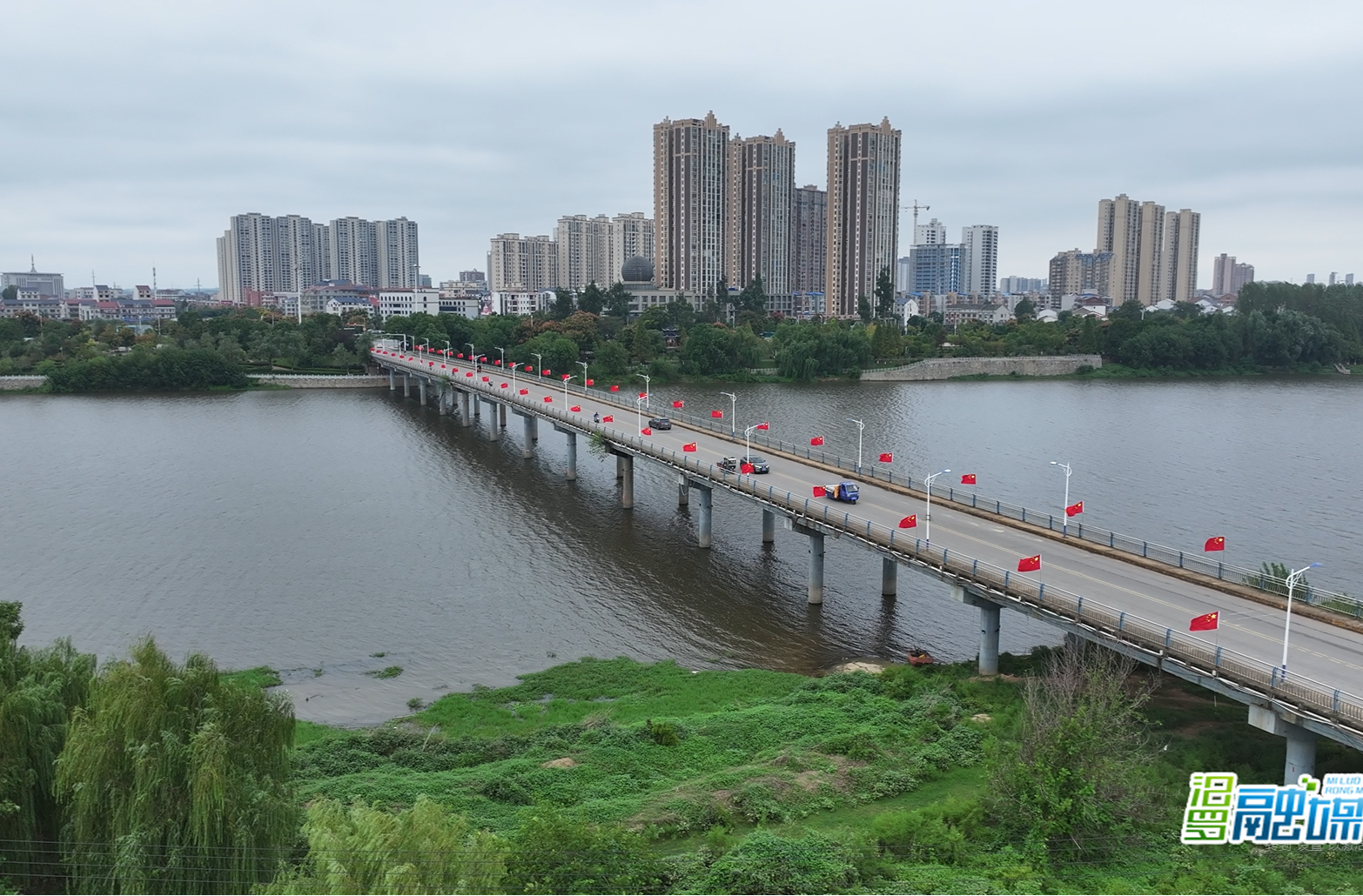 汨罗街头飘起“中国红” ！2372面国旗迎国庆