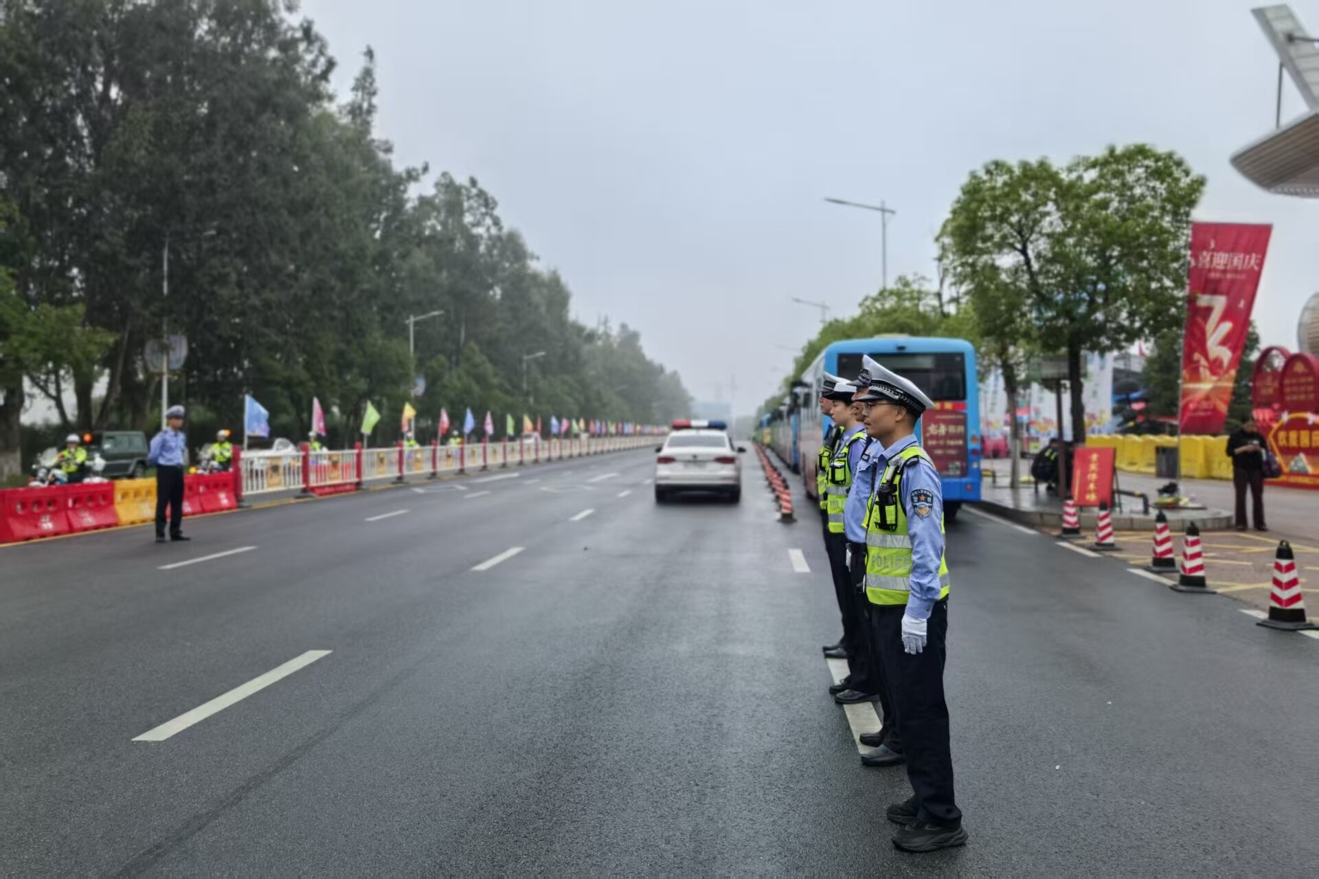 汨罗交警护航第13届中国大学生龙舟锦标赛