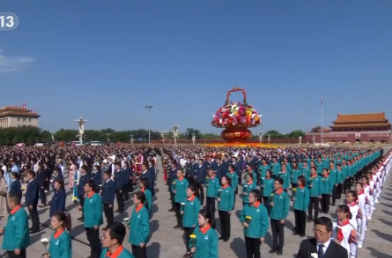独家视频丨向人民英雄敬献花篮仪式正式开始 全场高唱国歌