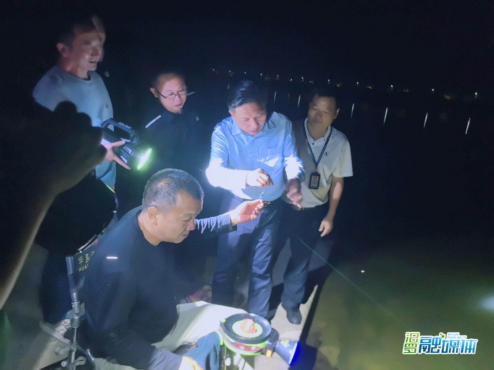 吴艳平夜查汨罗江湖溪垸大堤“十年禁渔”工作