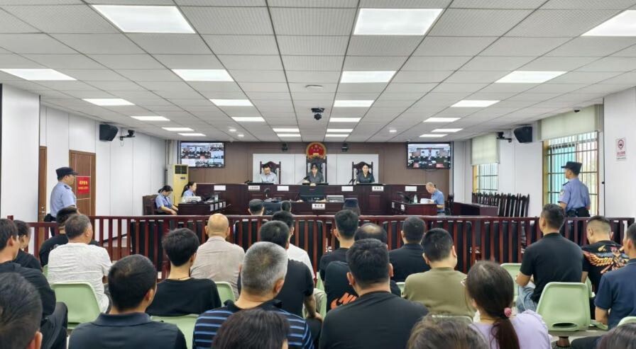 汨罗法院公开审理贪污案 