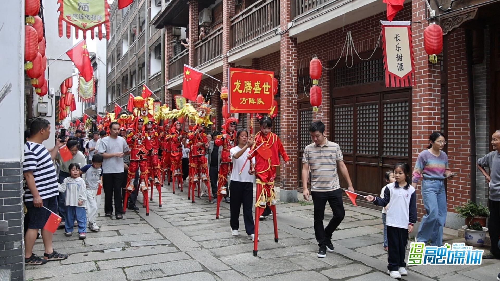 国庆节长乐200少年踩高跷  为祖国送上最“高”祝福