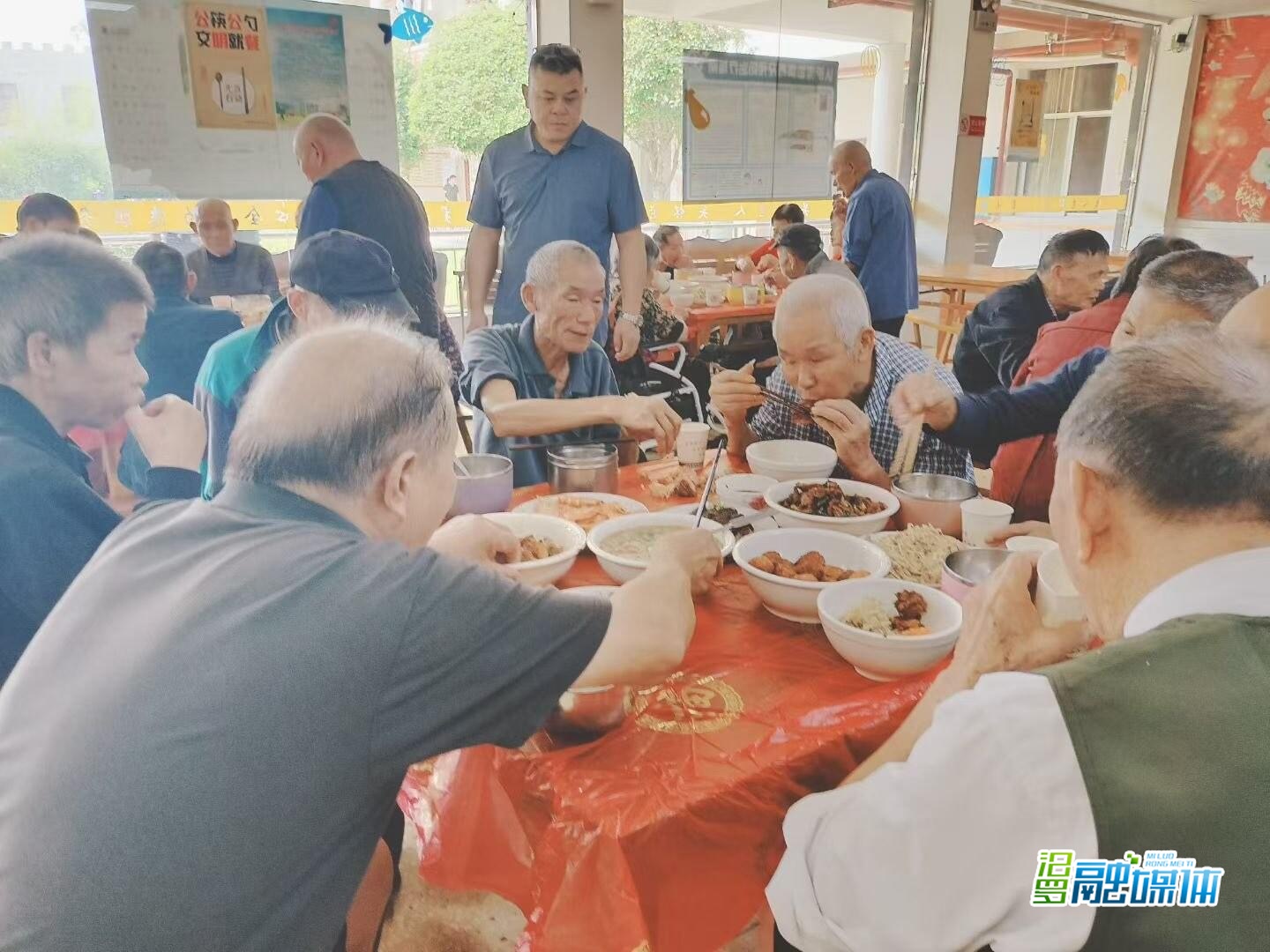 汨罗镇敬老院双节送温暖：发放慰问金，共品团圆宴