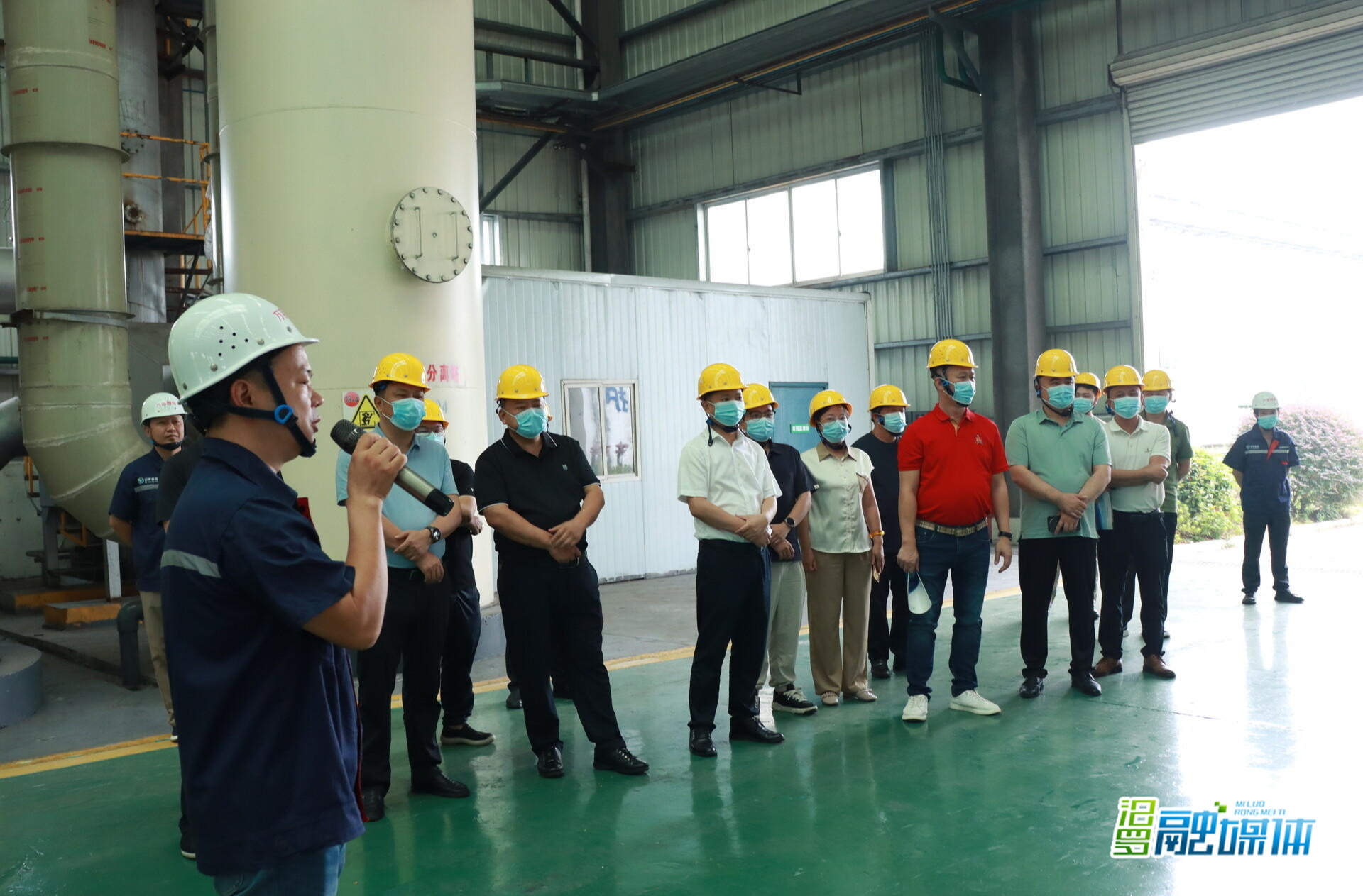 深圳市龙华区环保产业协会来汨罗考察调研，携手市知联会爱心助学