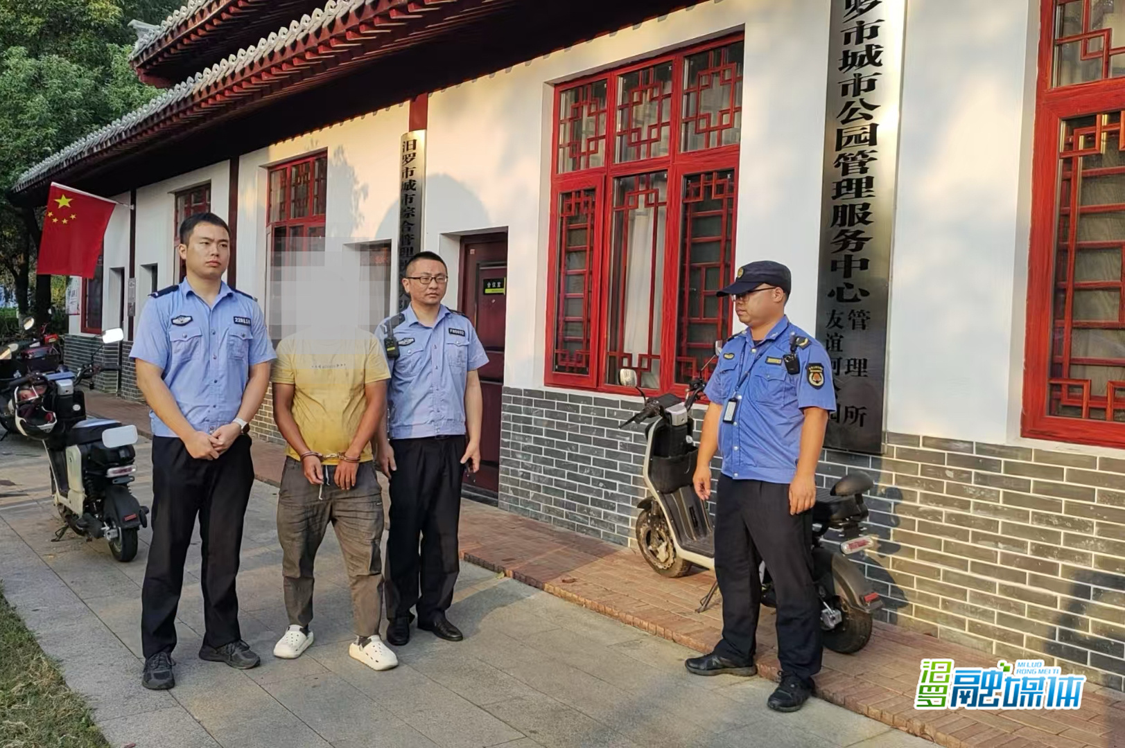 汨罗城管：张贴“小广告”者，抓！