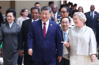 独家视频丨习近平和彭丽媛同出席全球妇女峰会的国际贵宾集体合影