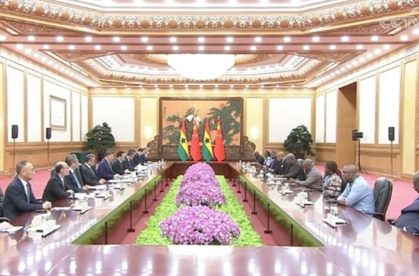 习近平会见加纳总统马哈马
