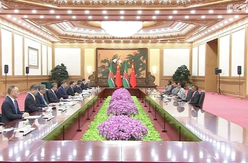 习近平会见多米尼克总统伯顿