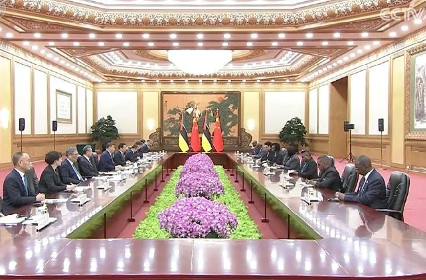 习近平会见莫桑比克总理莱维