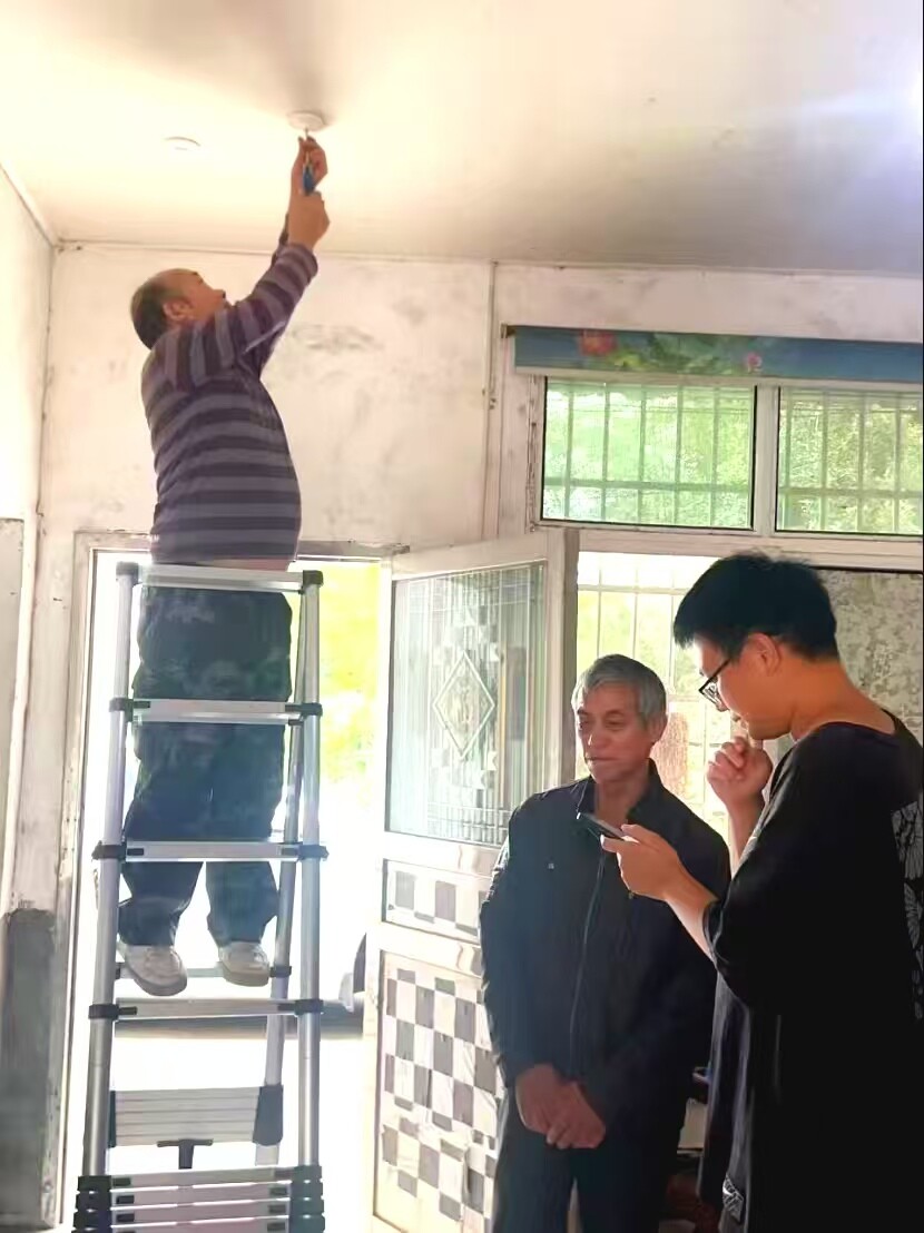 居家安全有保障！归义街道为特殊群体免费安装烟雾报警器